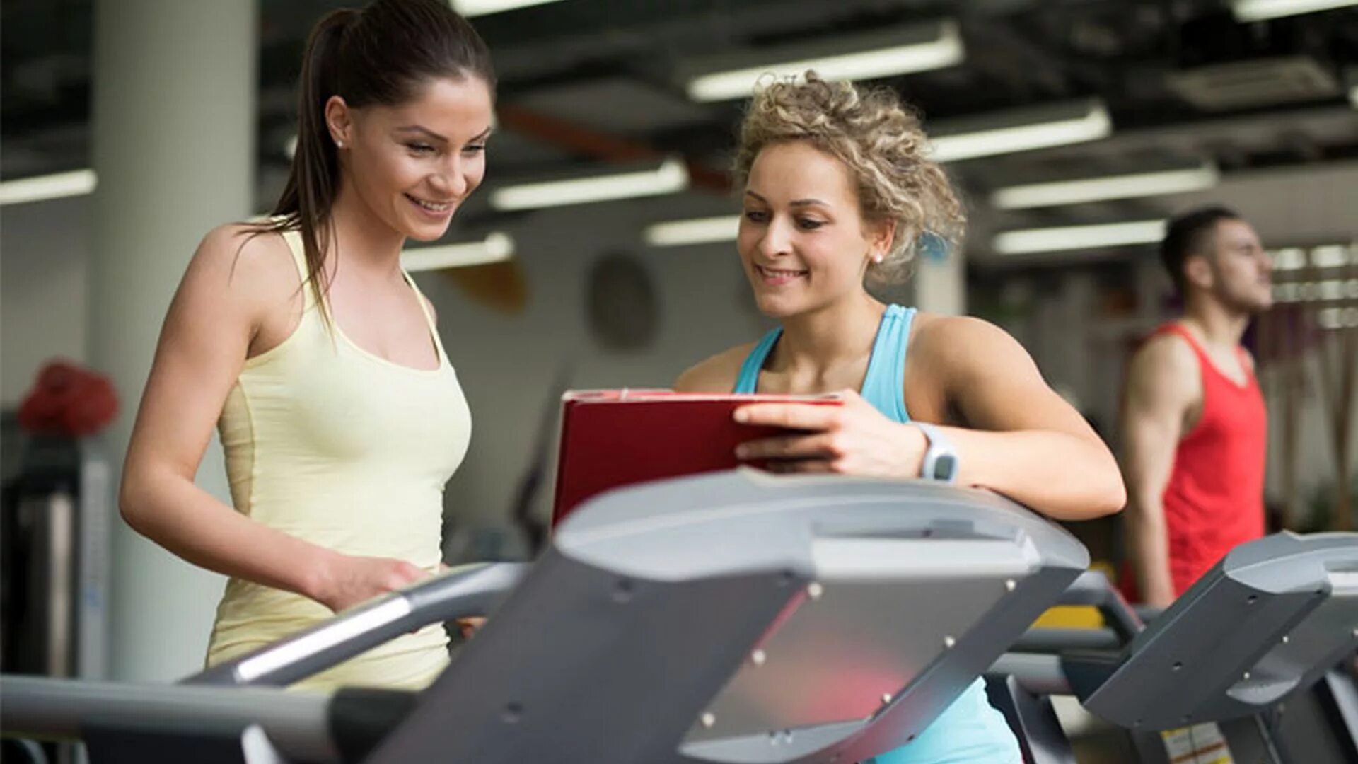 Фитнес тренер. Фитнес инструктор. Фитнес тренер. Тренер в зале. Фитнес групповые занятия.