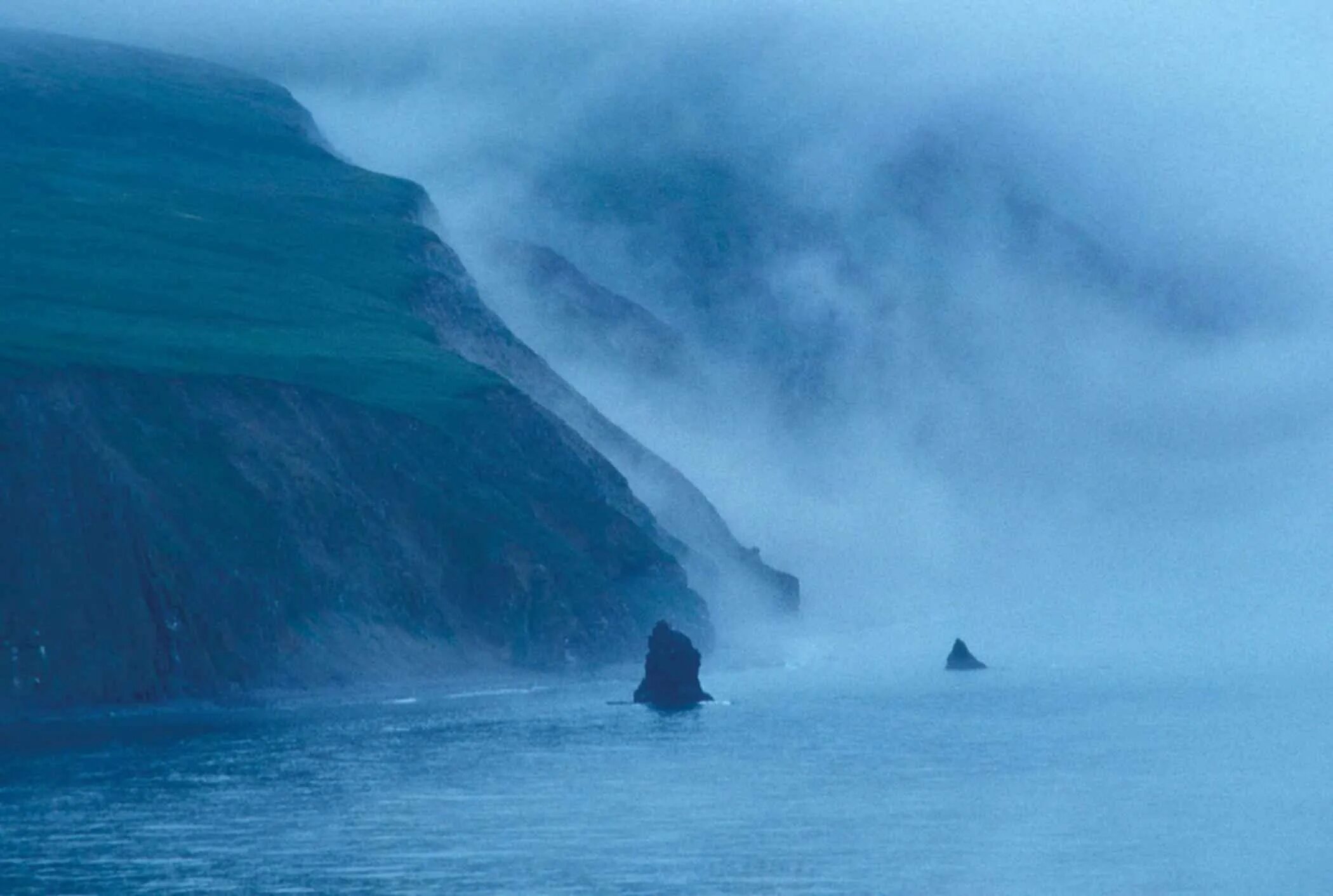 Океаны туманы я буду. Море в тумане. Туманное море. Туман в океане. Море скалы туман.
