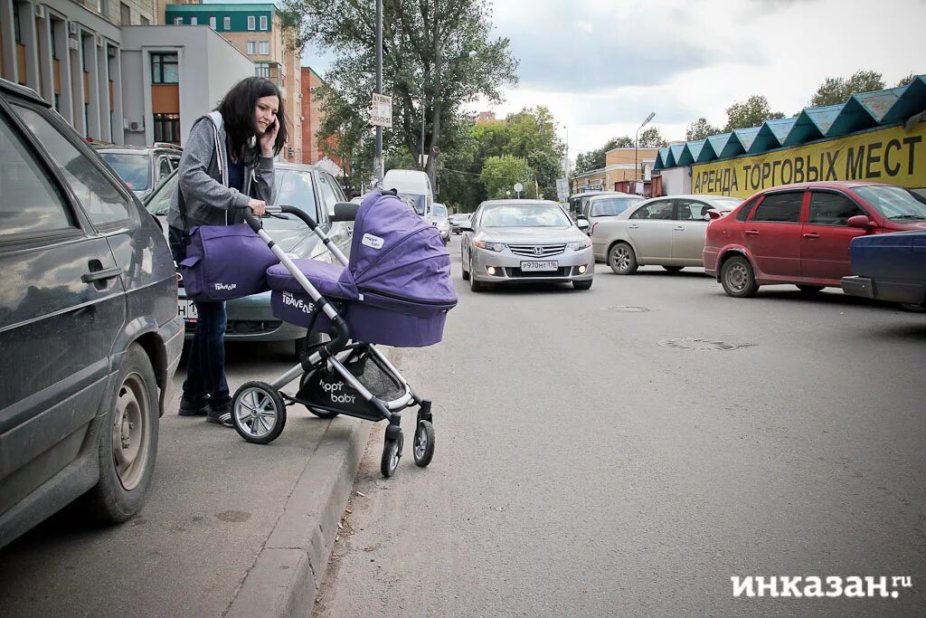 Глупая мама с ребенком. Мама с коляской на дороге. Детская коляска на дороге. Женщина с коляской. Коляски детские на улице.