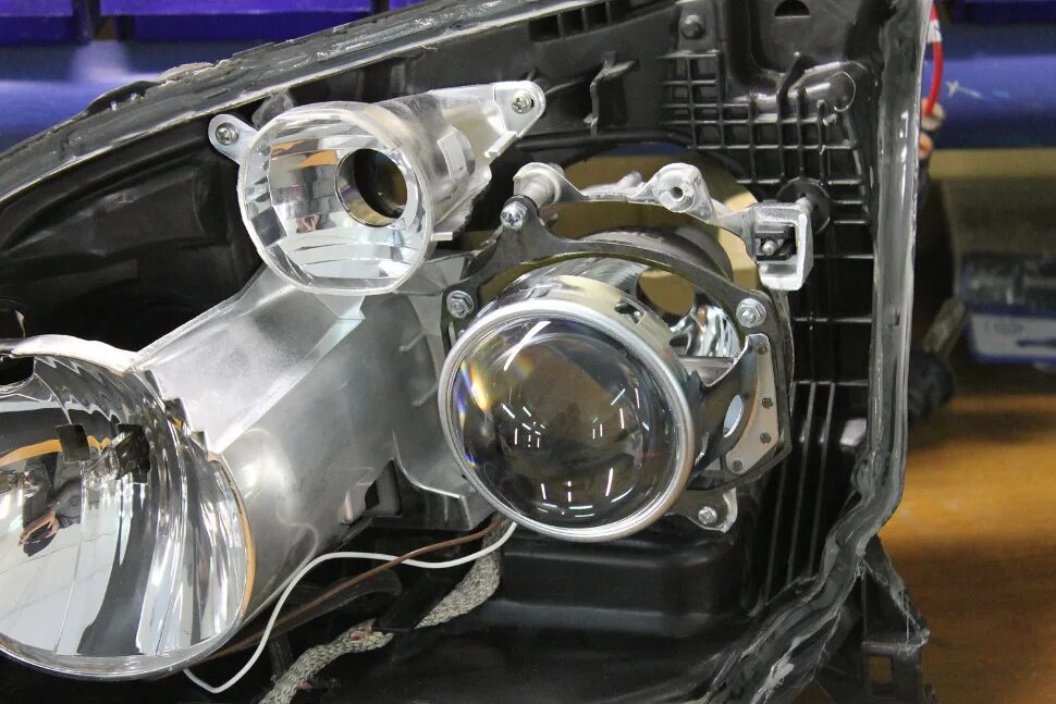 штатная биксеноновая линза w204. как поменять линзы в фарах. как поменять линзы в фарах. линзы hella b6. линзы toyota camry v40.