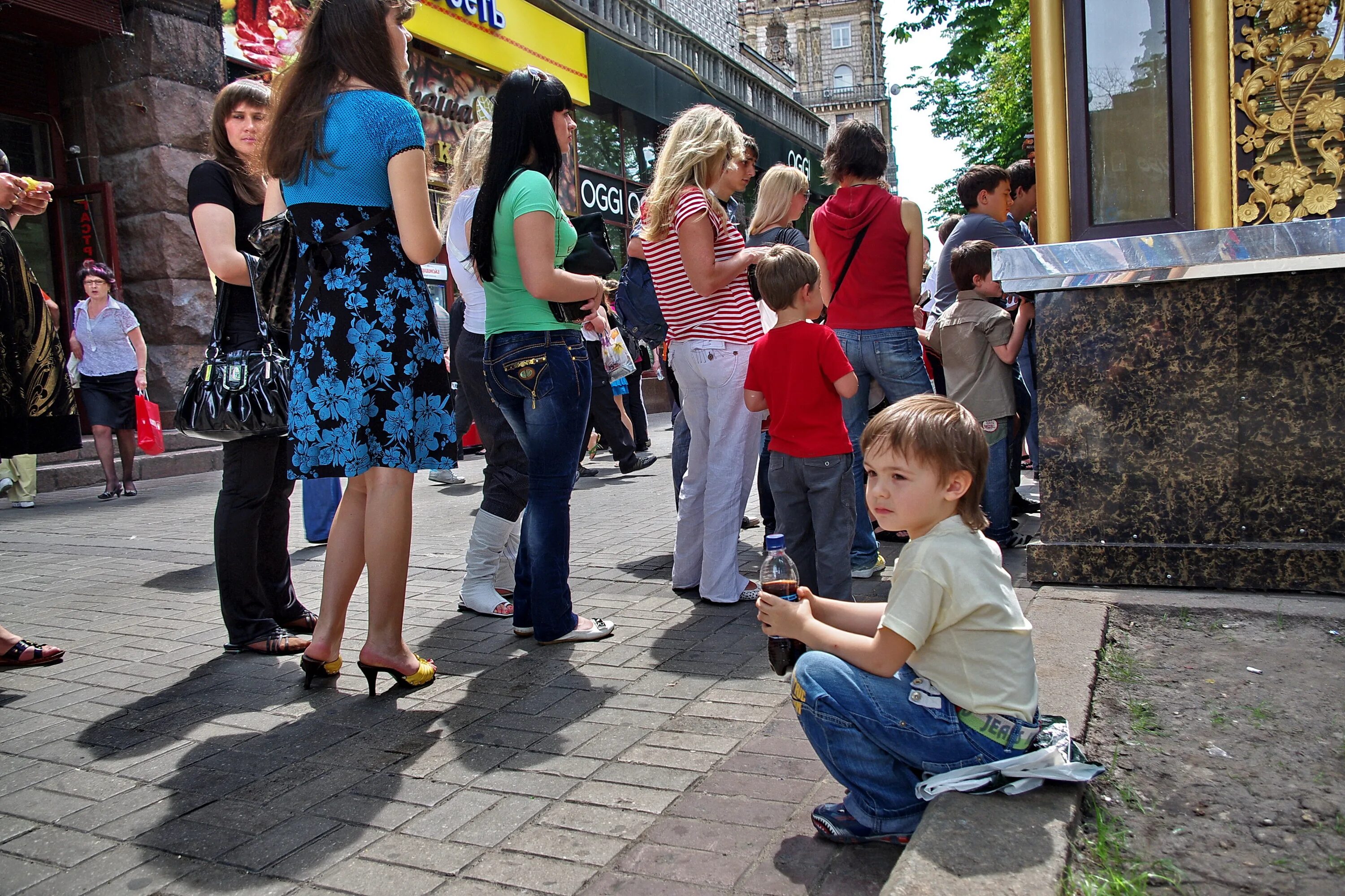 Всегда на улице. Люди на улице. Люди на улице города. Люди на улице летом. Люди на улице Россия.