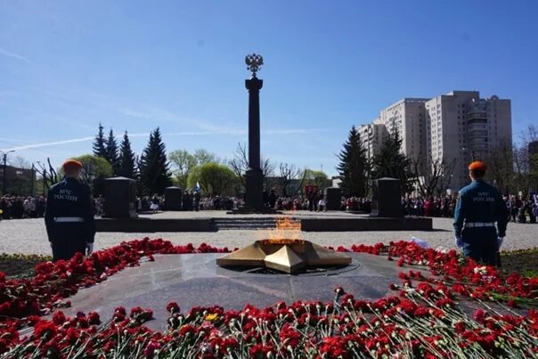 Города воинской славы питера. Стела «город воинской славы» (Колпино). Вечный огонь Колпино. Новгород город воинской славы стела.