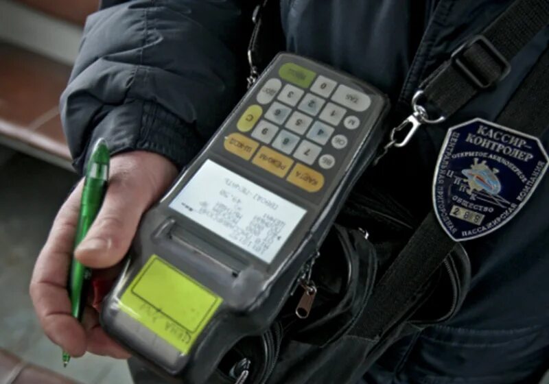 Как контролер проверяет оплату в автобусе. Валидатор кондуктора. терминал контролера. терминал кондуктора. валидатор ручной.