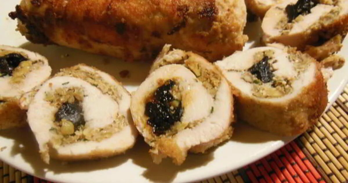 Рулет куриный с яйцом и луком. Куриные рулетики "боярские". Рулеты куриные пошагово. Рулет куриный вареный. Куриный рулет в духовке.