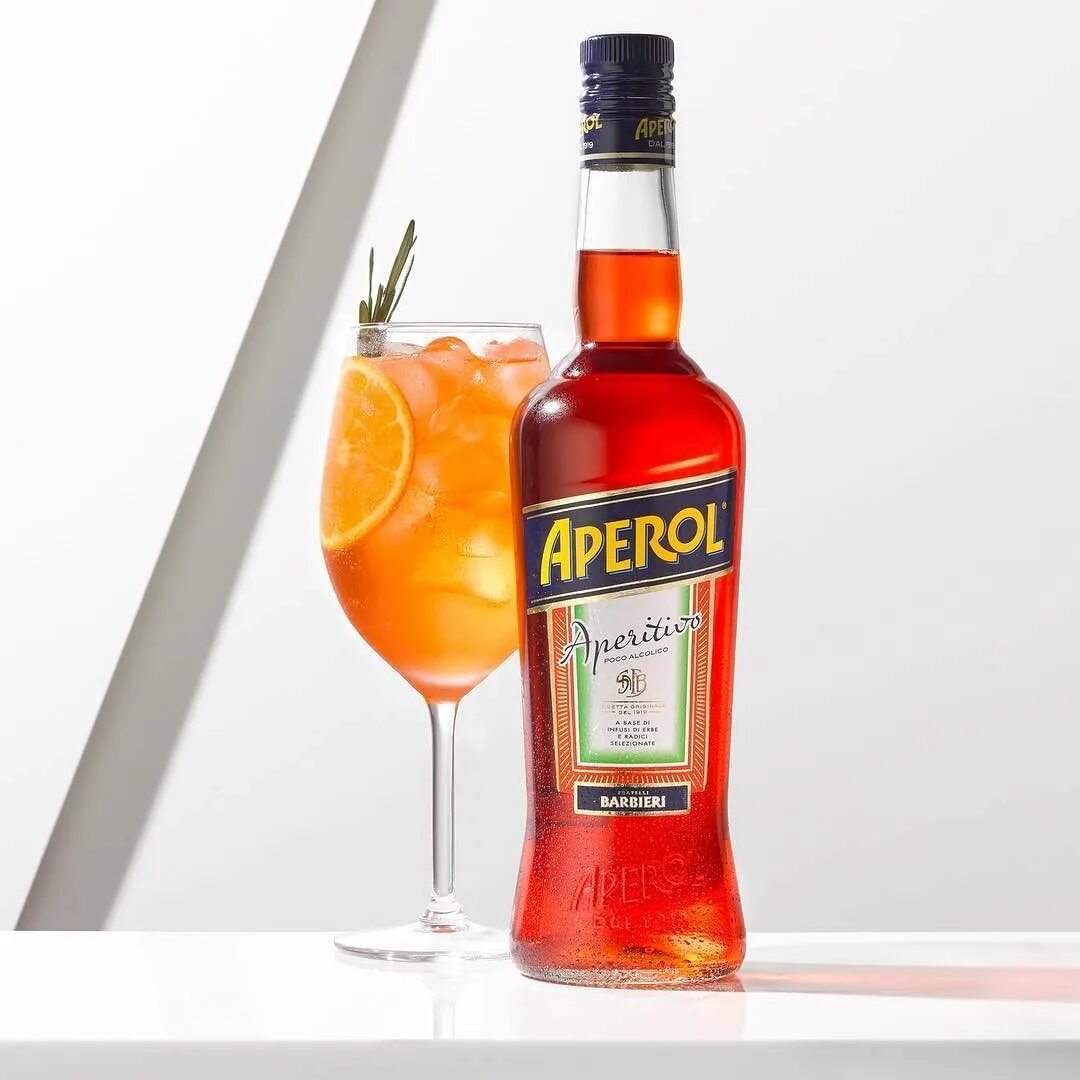 Что такое апероль и с чем его. Aperol spritz бутылка. апероль спритц в бутылках. апероль 0.33. апероль лион.