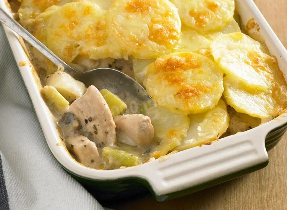 Грудка с картошкой в духовке со сметаной. Картошка с ананасами и курицей в духовке. куриное филе с картошкой. филе с картошкой в духовке. филе с картошков духовке.