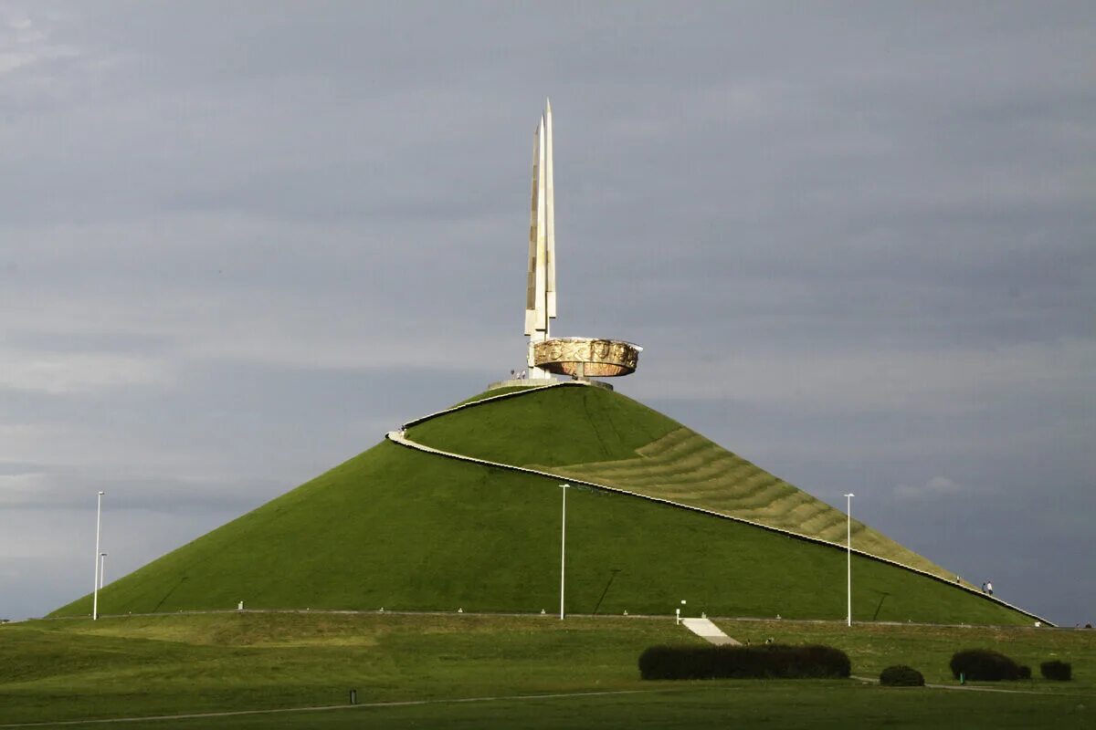 Минский курган. Курган славы в Белоруссии. Мемориальный комплекс Курган славы. Минский Курган славы. Мемориальный комплекс "Курган славы" около Минска, Белоруссия.