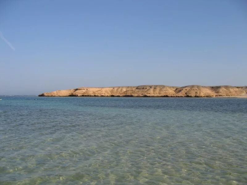 Самое теплое и соленое море африки. Остров Санафир. Рас Мохаммед соленое озеро. Красное море самое соленое. Самое тёплое и солёное море.