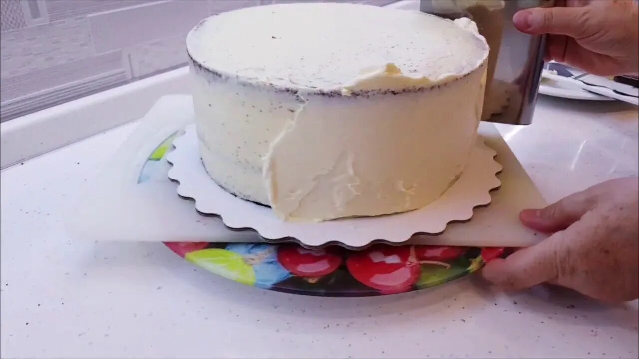 Выравнивание белым шоколадом. Крем чиз ганаш для выравнивания. Выровненный торт. Белый ганаш для покрытия торта. Белый крем для торта для выравнивания.