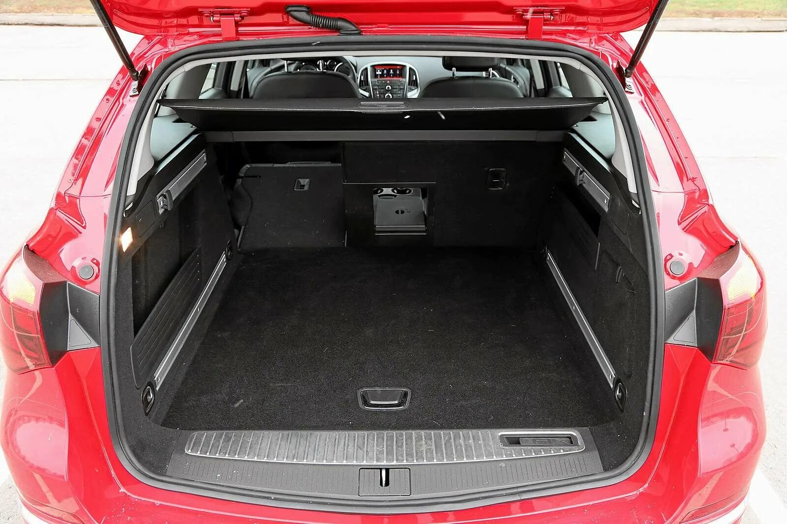 Багажник универсала длина. Opel Astra j хэтчбек багажник. Opel Astra 2011 универсал багажник.