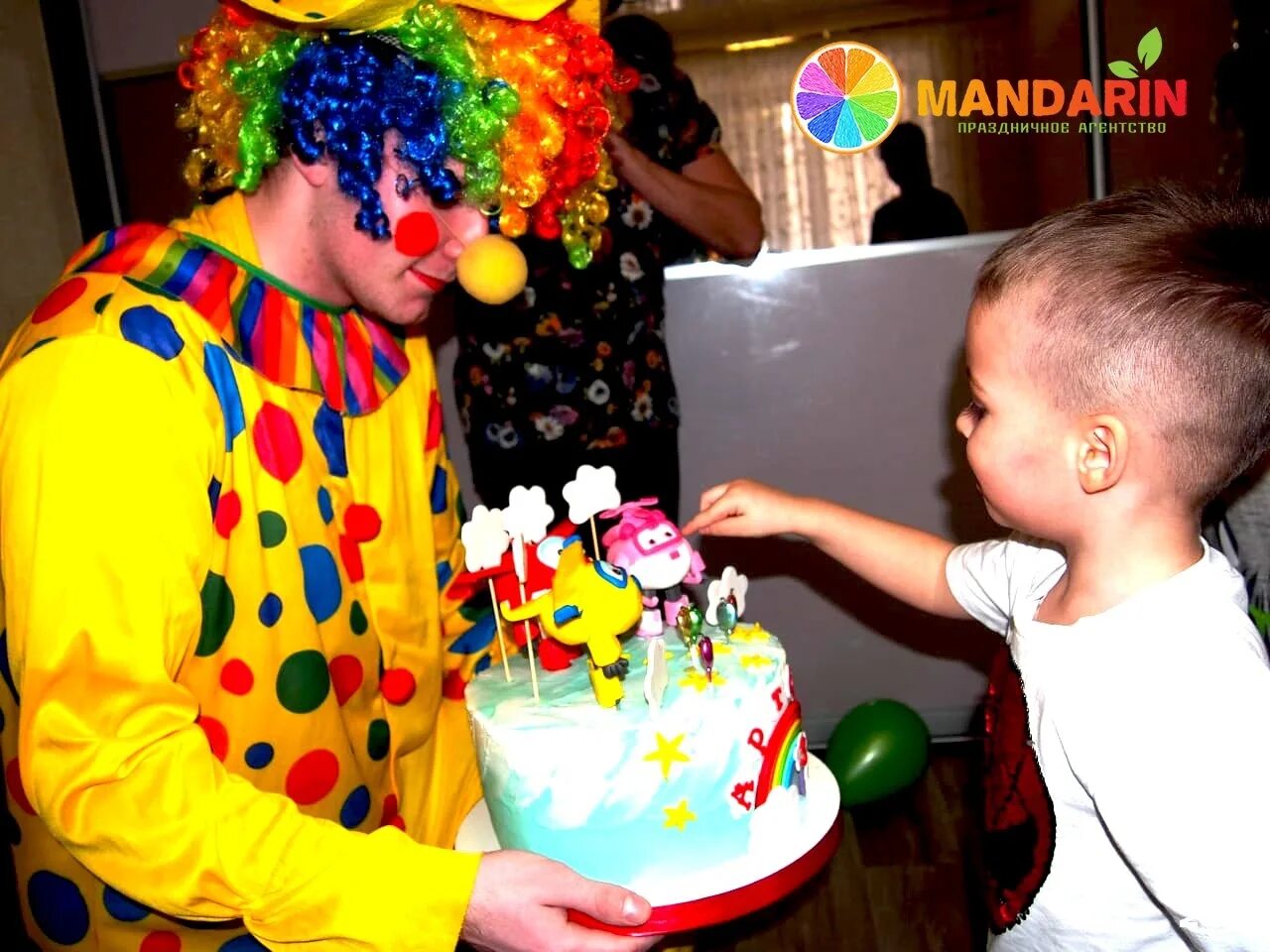 Ребенок задувает свечи на торте. Дети праздник. День рождения ребенка в кургане. День рождения ребенка в кургане. День рождения ребенка в кургане.