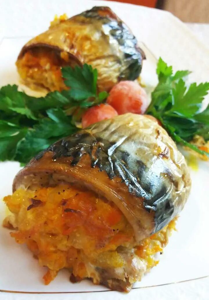 Скумбрия фаршированная рулетиком. Скумбрия в духовке в фольге с лимоном. Скумбрия запеченная с овощами. Скумбрия запеченная в духовке кусочками. Скумбрия кусочквмизапеченная.