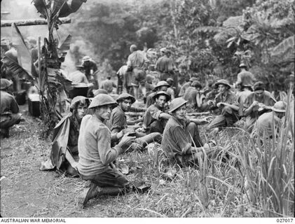 Orang-orang dari Batalyon 2/27 kembali ke garis Australia di Itiki setelah ...