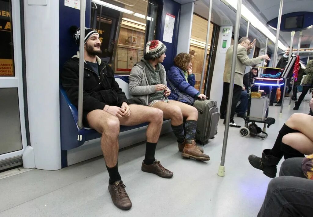 Мужчина без штанов. В метро без штанов. Остался без штанов. Солдаты без штанов. Мэнспрединг.