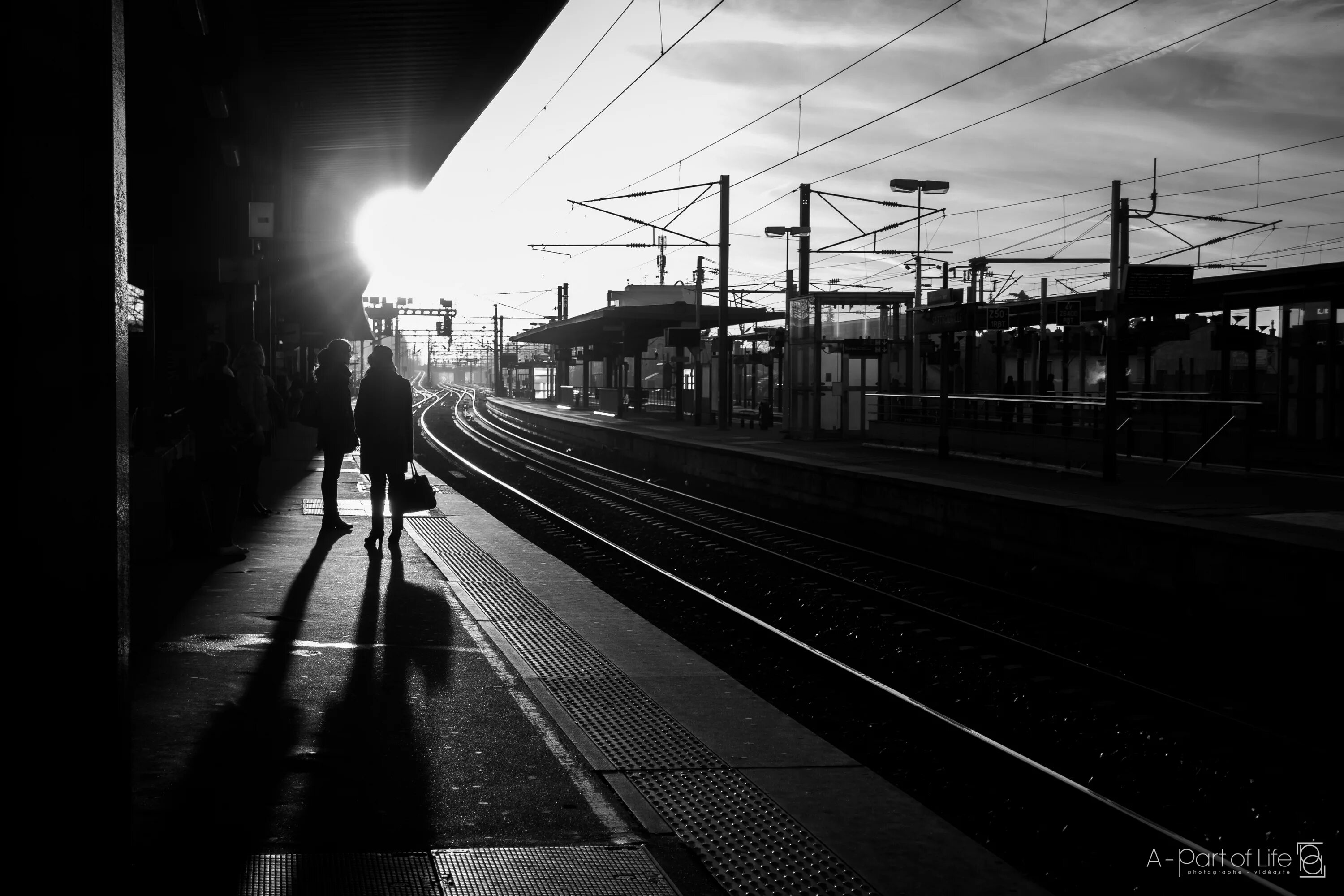 Включи станцию черную. Черное станция Железнодорожная. Атмосфера ЖД. Атмосфера серые поезда одиночество. Высказывания про поезда.