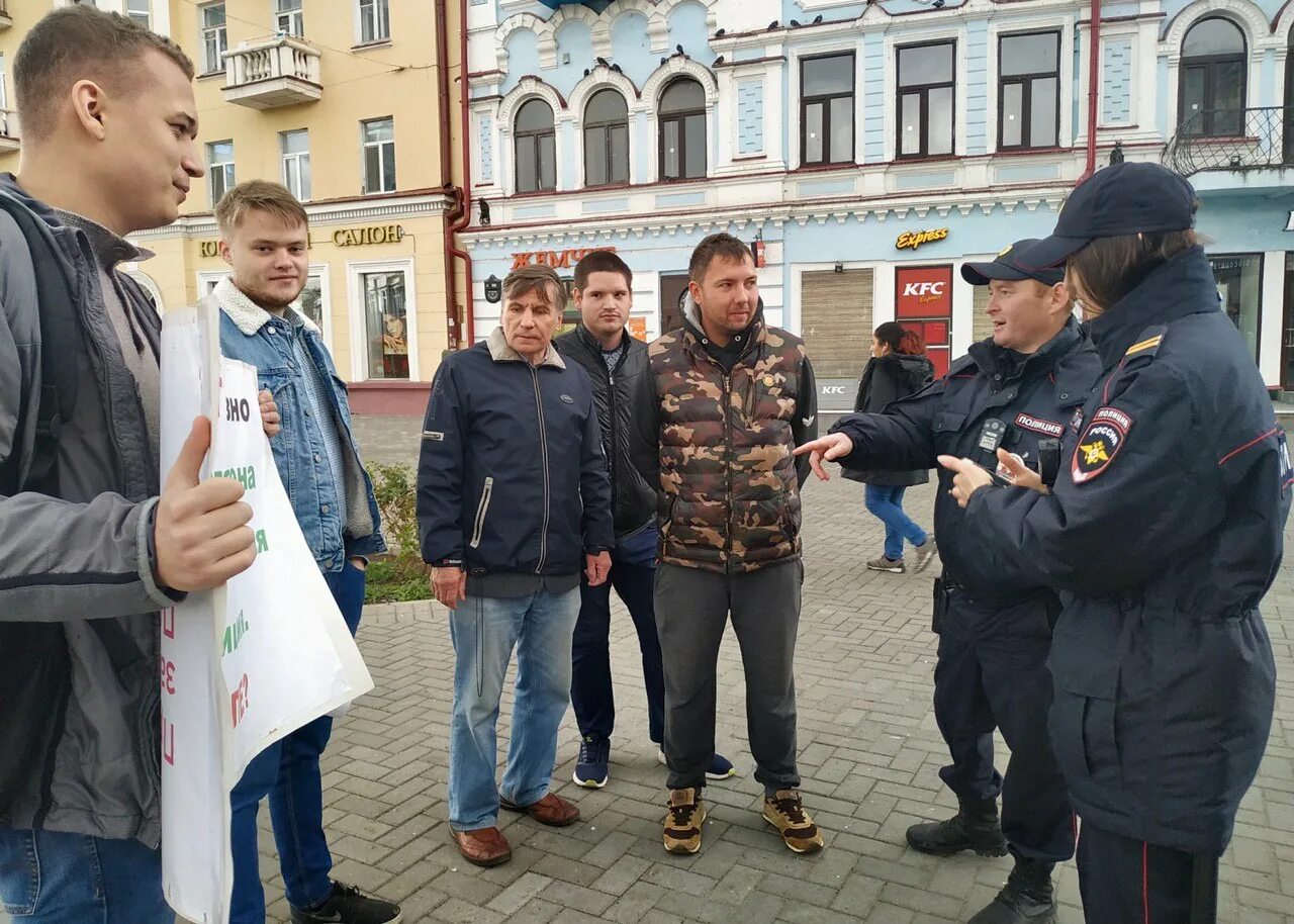 Новости в какое время. Одиночные пикет на Баумана. Активисты Казани. Казань последние события. Гражданские активисты.