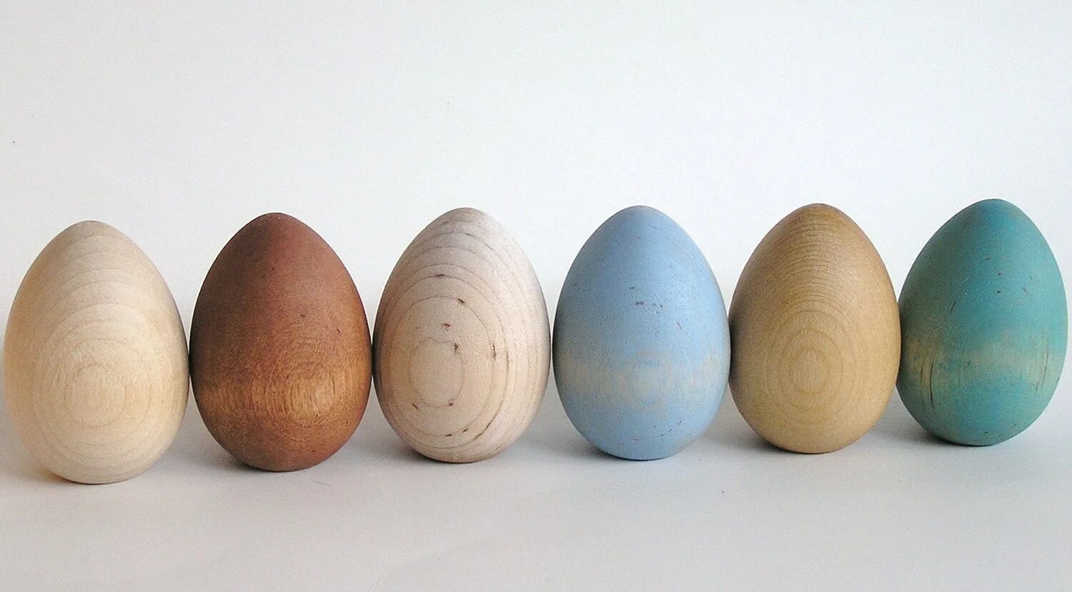 Деревянное яйцо купить. Яйцо из дерева. Декор пластикового яйца. Декор деревянных яиц. Заготовка яйцо деревянное.