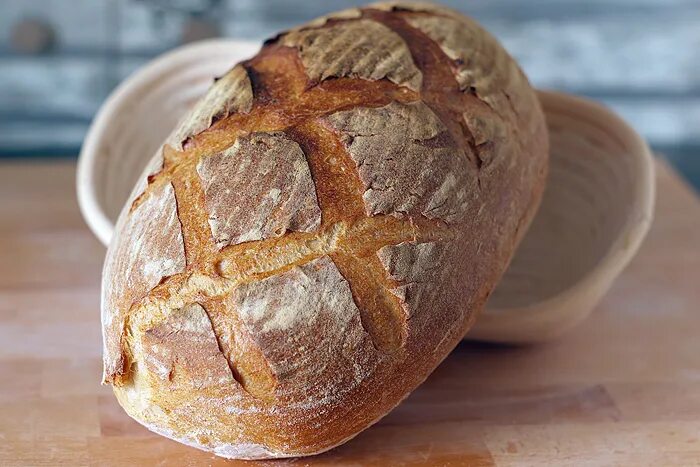Круглый хлеб. Надрезы на Подовом хлебе. Красивый подовый хлеб. Домашний хлеб украшение. Подовой домашний хлеб