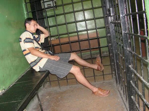 чел в кпз. обезьянник сизо. обезьянник в полиции это. изолятор сахарово. кпз ппс.