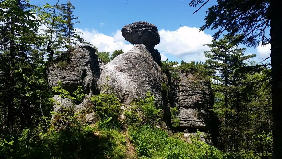 Знаменитые памятники природы. Амурские столбы Хабаровского края. Амурские столбы, шаман-камень. Чертова гора Хабаровский край. Гора шаман гора Коми края.