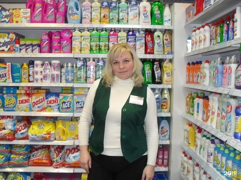 Продавец бытовой химии. Улыбка радуги продавцы. бытовая химия магазин 2005. продавщица бытовой химии.