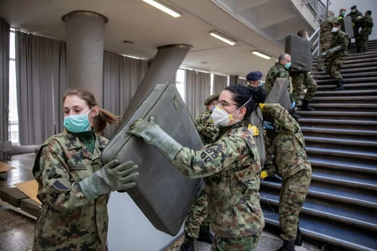 Военные госпитали украина. Военный в медицинской маске.
