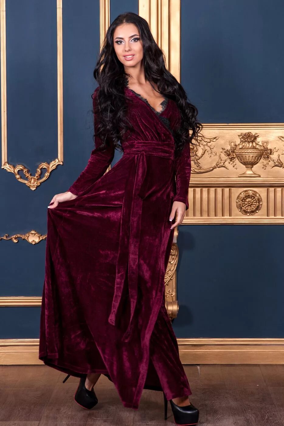 Длинное бархатное платье. Платье велюр бархат длинное Версаче. Бархатное турецкое платье Венда. Платье из бархата длинное. Длинные платья из велюра.