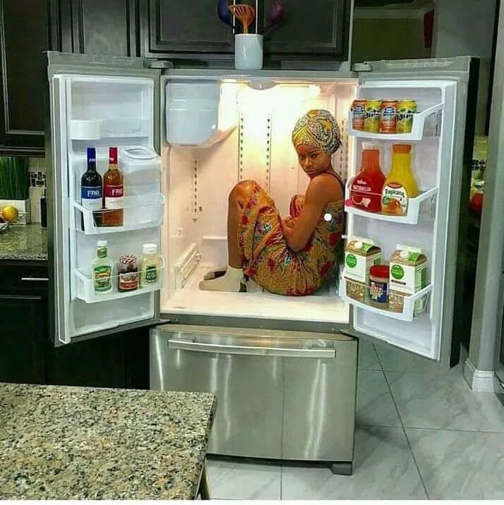 Открыли старый холодильник а там затерянная. Холодильник юмор. Открыла холодильник юмор. Холодильник с бантом. Холодильник с содержимым юмор.