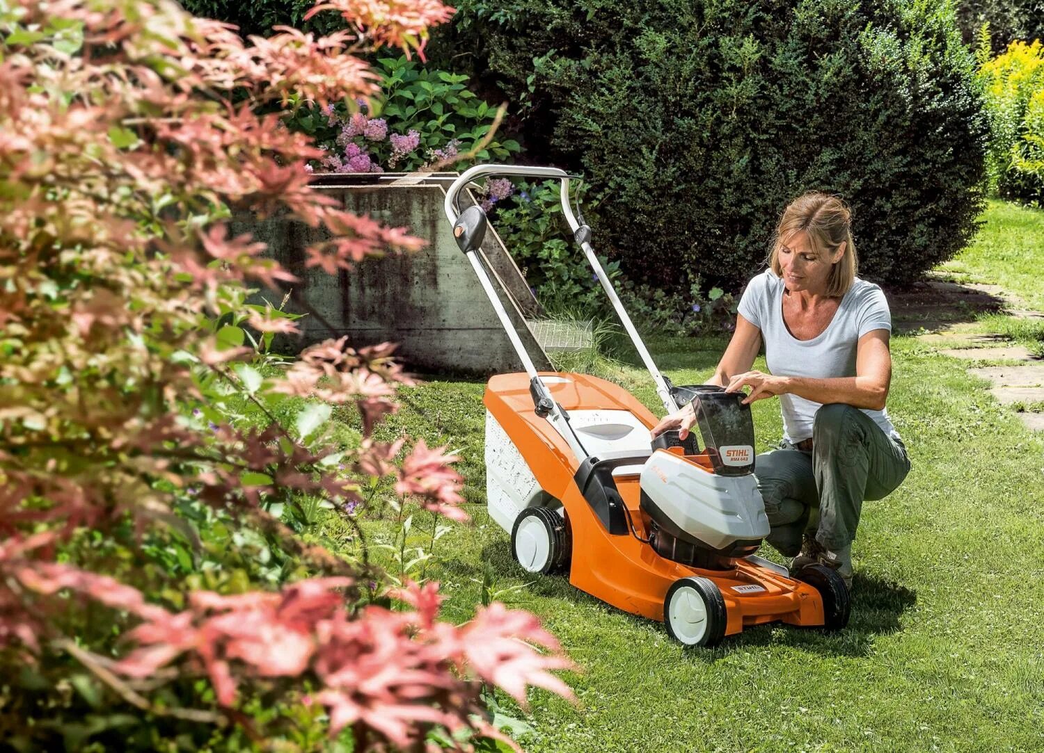 Как выбрать газонокосилку бензиновую. Stihl RMA 443.0. Косилка штиль аккумуляторная. Газонокосилка Stihl. Газонокосилка Stihl 248 0t.