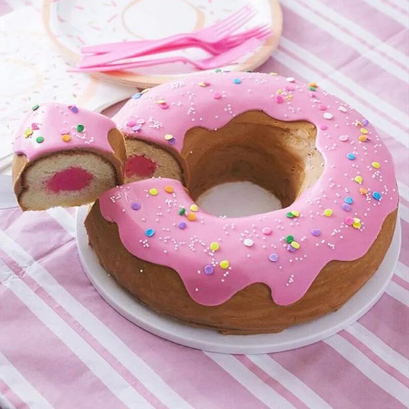 Cake ideas with donut. Biscuitmini. Пончик с глазурью. Производство пончиков. Donut cookie cake.