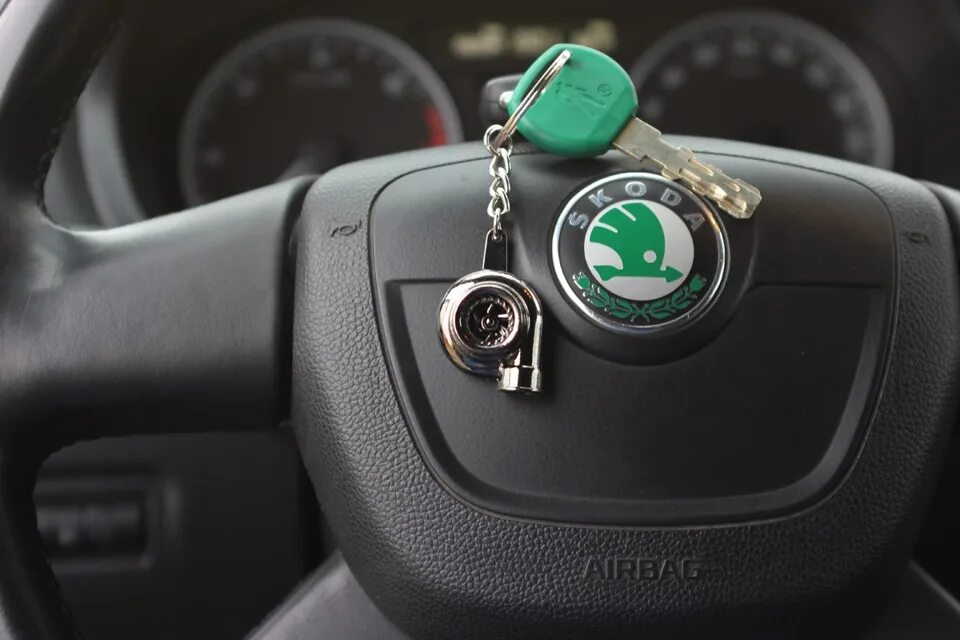 оригинальные аксессуары шкода. полезные аксессуары skoda. Skoda органайзер для мультимедиа. органайзер для смартфона skoda octavia. аксессуары шкода октавия а8.