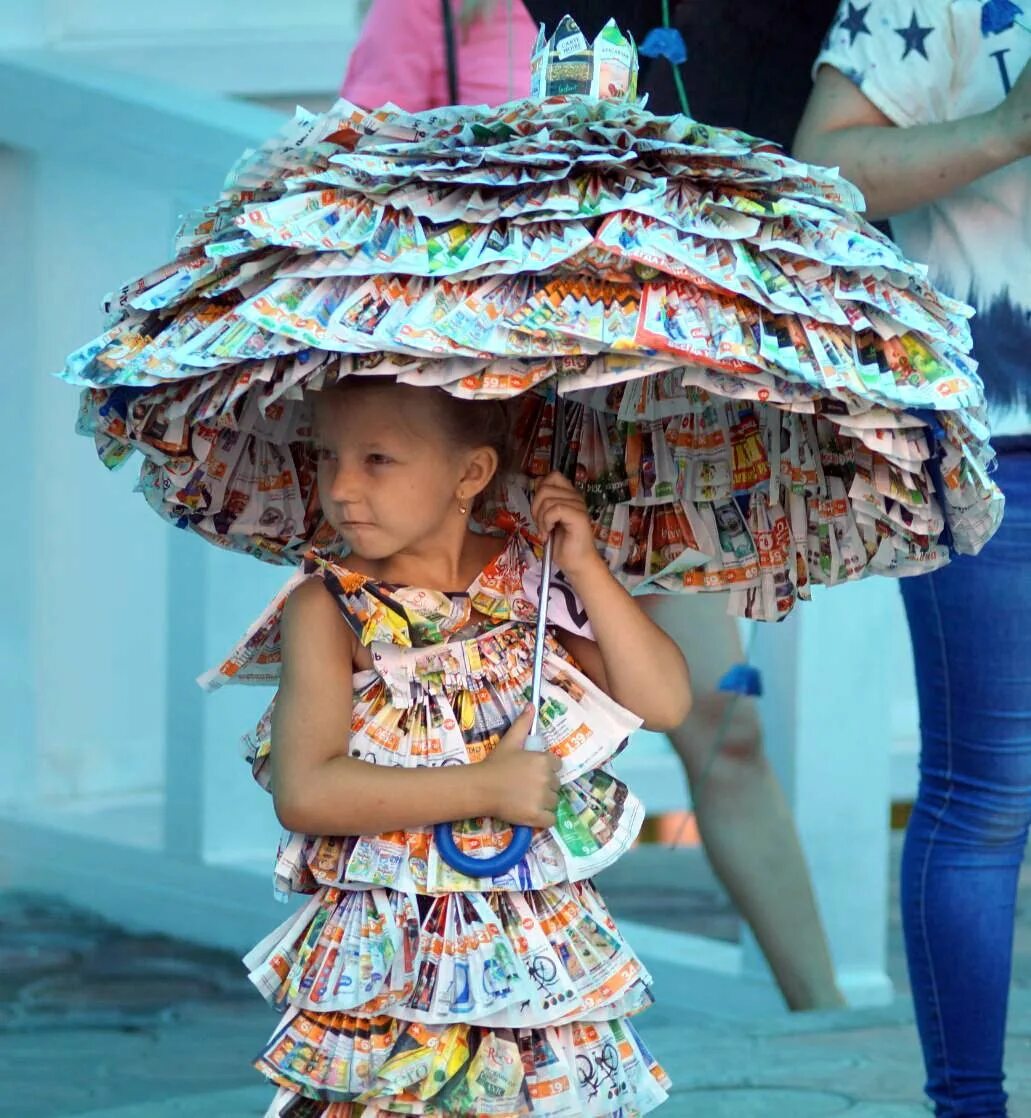 Костюм из вторсырья в садик. Украсить зонт. Шляпа из подручных материалов. Необычные зонтики. Платье из необычных материалов.