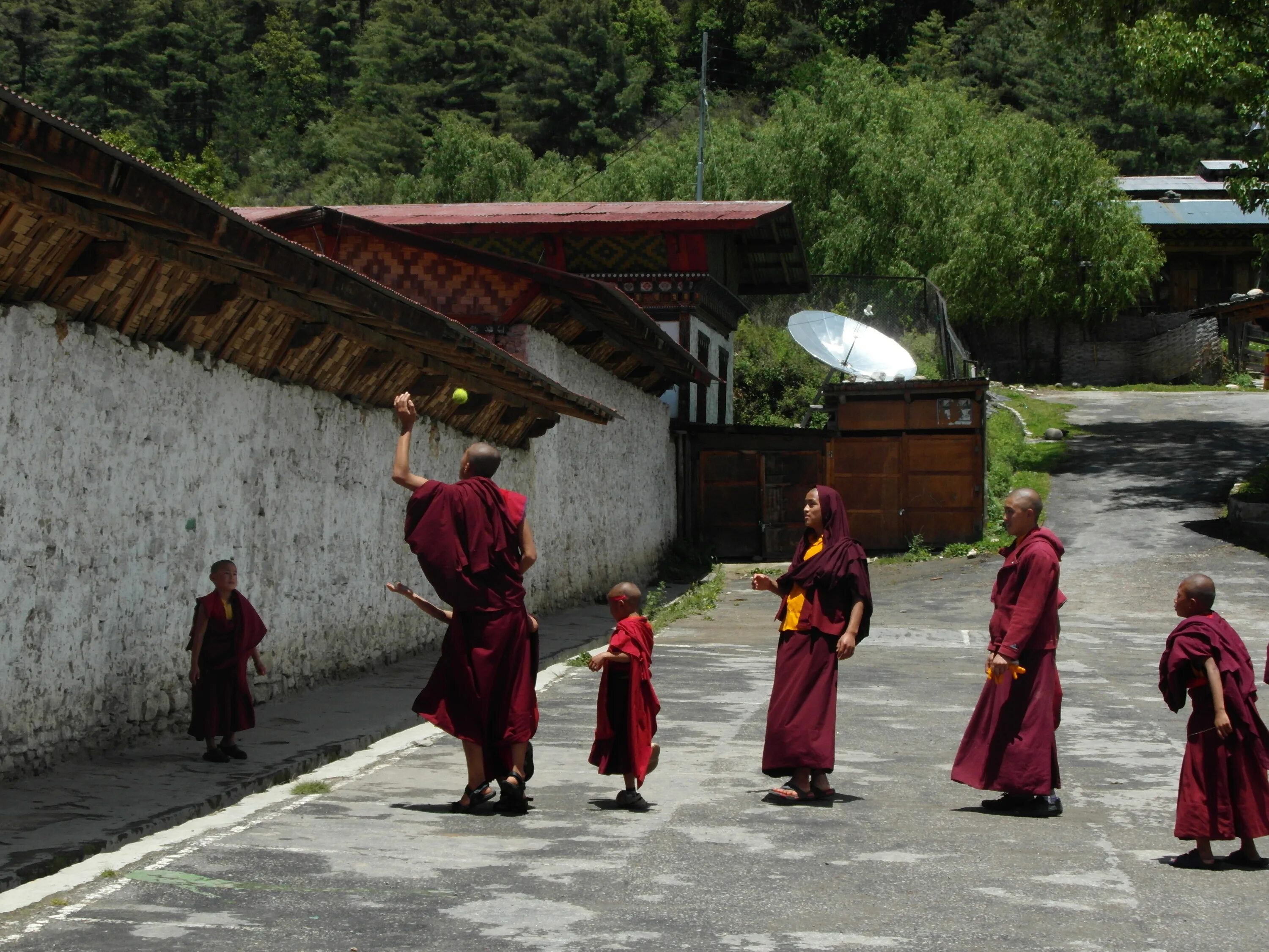 Бутан группа. Королевство бутан. Буддистские монастыри бутан. Королевство бутан культура. Буддизм в бутане.