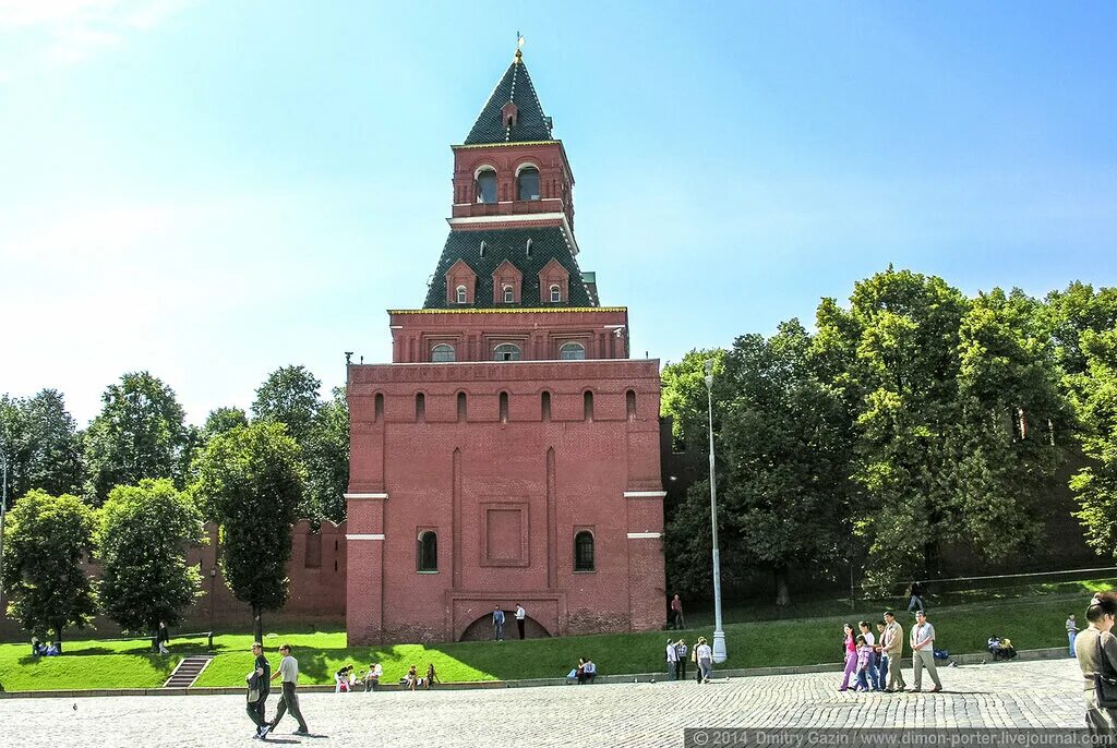 Москва крепость. Красная крепость в Москве. Крепость Кремль Москва.