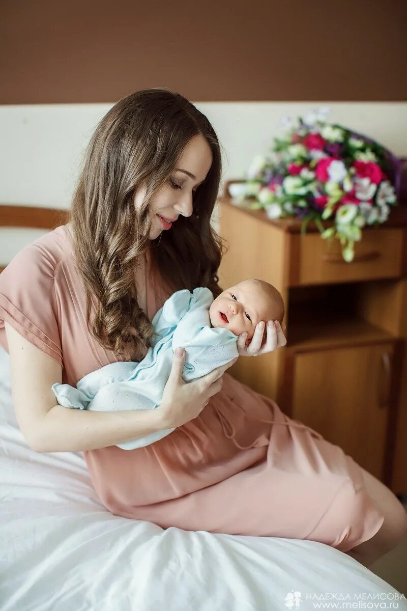 Красивая выписка из роддома. Фотосет выписка из роддома. Клинический центр лапино. Одежда на выписку из роддома для мамы. Самая красивая мама.