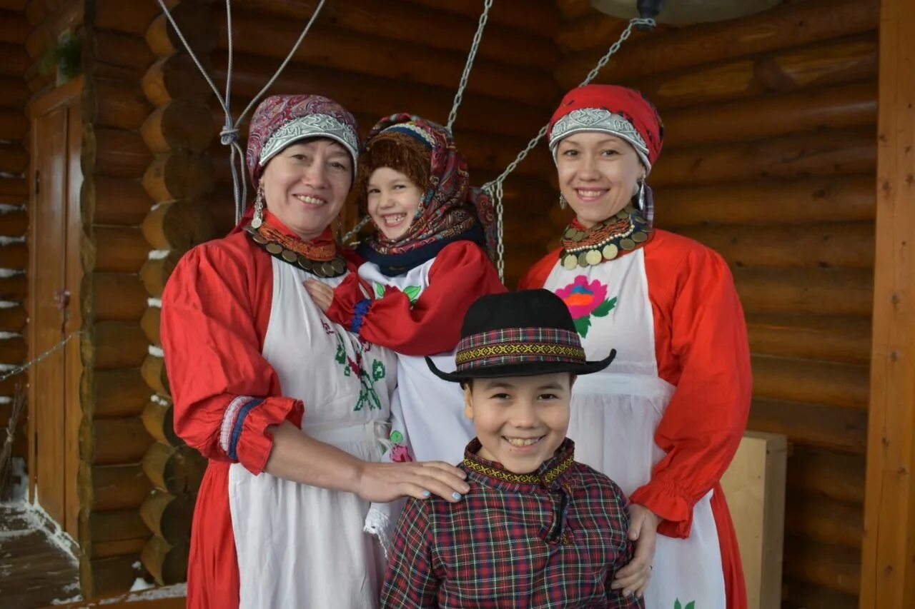 Мама и дети в национальных костюмах фотоконкурс. Дети в национальных костюмах. Семья в национальных костюмах. Кряшен костюмы дети. Мама и дети в национальных костюмах.