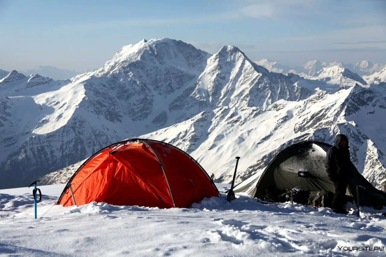 Какая самая высокая точка европы. Гора Эльбрус 5642. Эльбрус гора восхождение. Гора Эльбрус альпинисты. Эльбрус альпинизм восхождение.