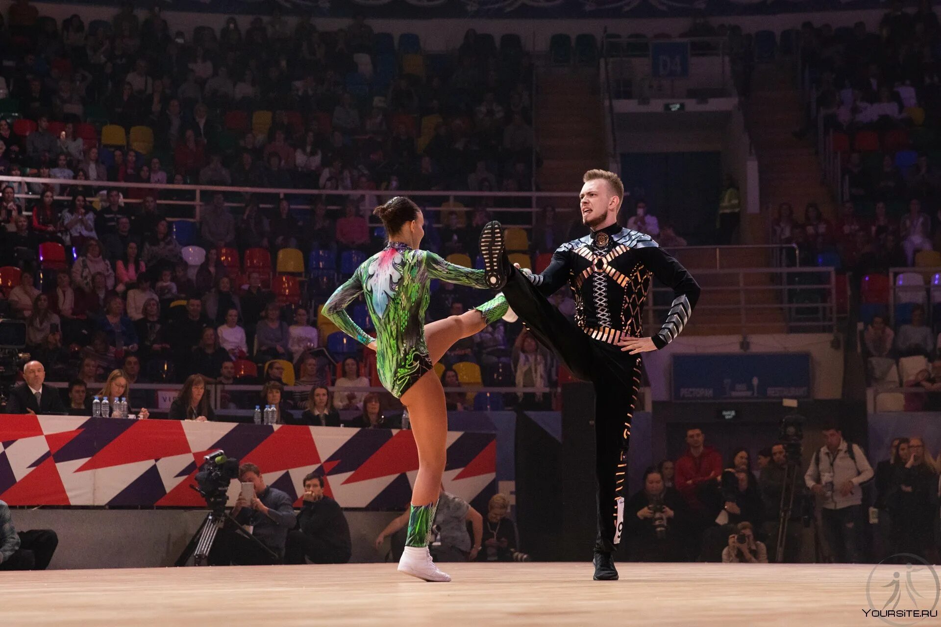 Никита акробатический рок-н-ролл. Акробатический рок н ролл выступления. Акробатический рок н ролл выступления. Акробатический рок н ролл выступления. Костюм для акробатического танца.