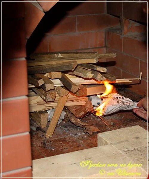 огонь в деревенской печи. розжиг для печи. топится печь. как зажечь печь. растопка печи.
