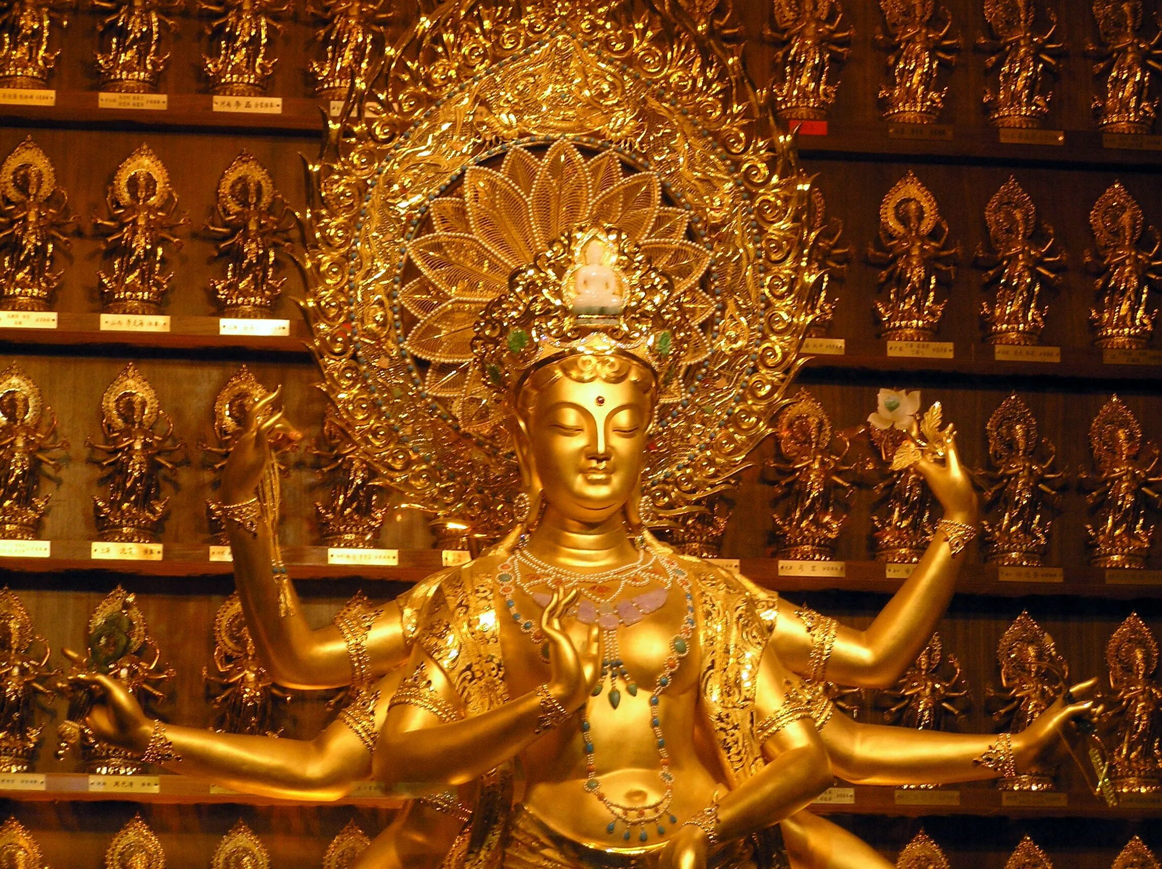 Центр буддизма. Золотая статуя Будды Гуаньинь. Богиня Золотая Гуаньинь Санья. Хайнань храм Богини. Золотая статуя Гуань Инь.