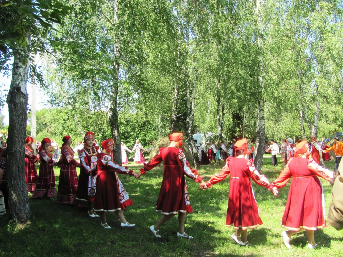 хороводо воды. хороводы на пасху. праздник народных игр. хороводо воды. венки в славянской культуре.