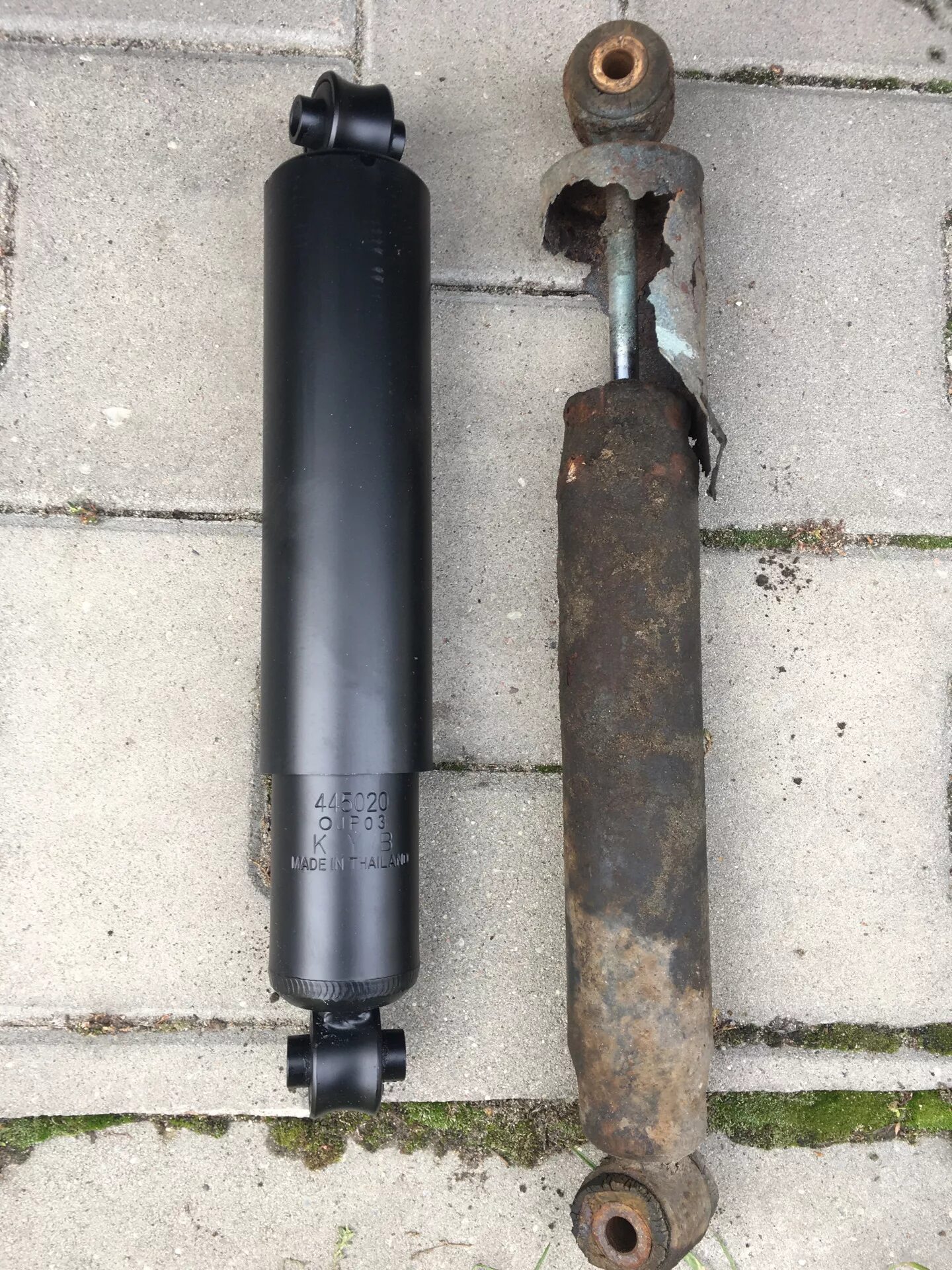 Фольксваген кадди амортизаторы. Передние аморты фольксваген т3. Амортизаторы задние kyb на caddy. Фольксваген кадди амортизаторы. Фольксваген кадди амортизаторы.