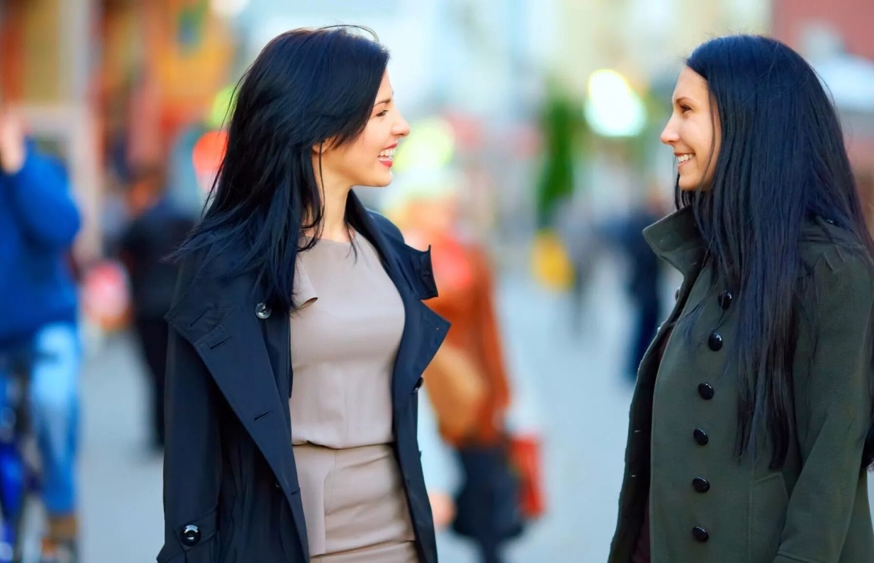 незнакомый человек улыбается.