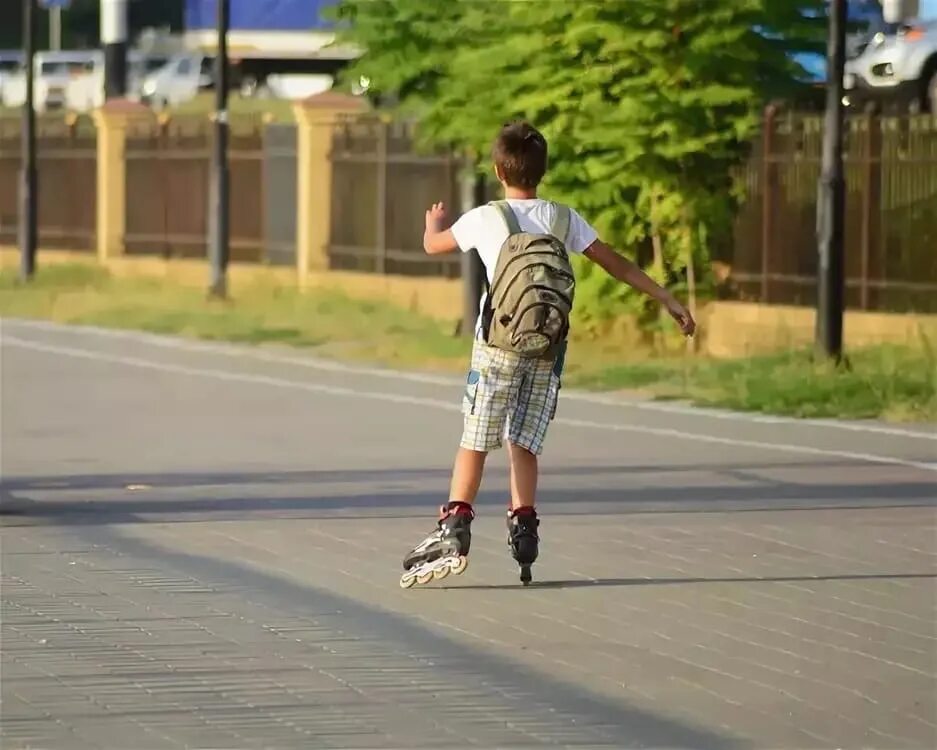 Фристайл слалом. Профессиональные роллеры. Парень катается на роликах. Ролик для спорта. Ролики для мальчиков.