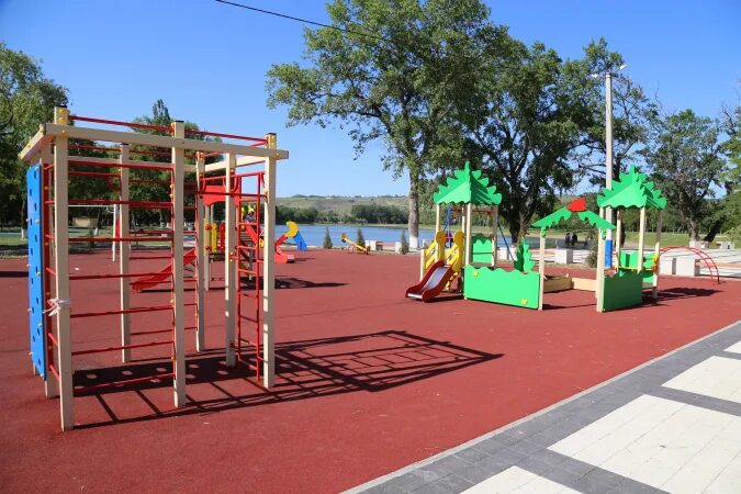 В парке "Городская роща" появилась остановка, водная площадка, арт-объекты и пуф