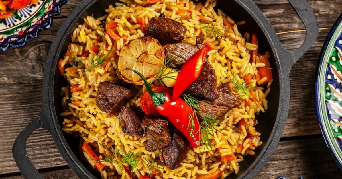 Чайхона плов. Плов на 15 человек. Плов на 15 человек. Узбекский центр плова в ташкенте. Мясо и специи для узбекского плова.