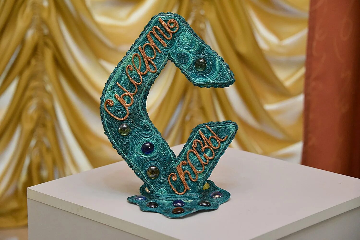 выставка поделок по сказкам. картинная галерея сказов бажова. панно по сказам бажова с детьми. аппликация по сказкам бажова. поделки на тему бажова.