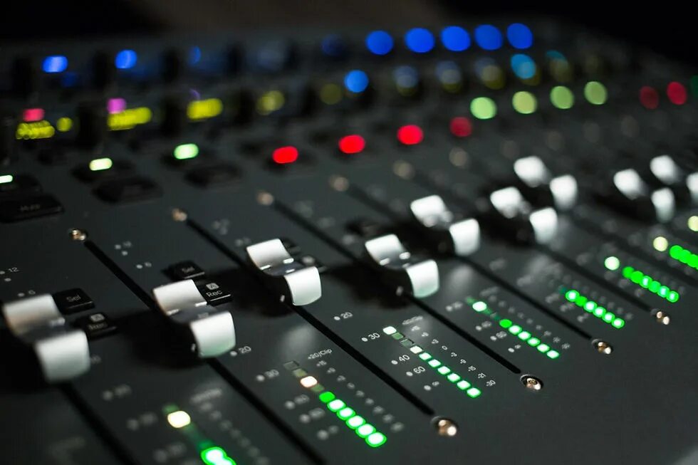 Микрофон в студии звукозаписи. Студия звукозаписи cubase. Фонограмма запись. Микшерный пульт в студии звукозаписи. Техническое исследование фонограмм;.