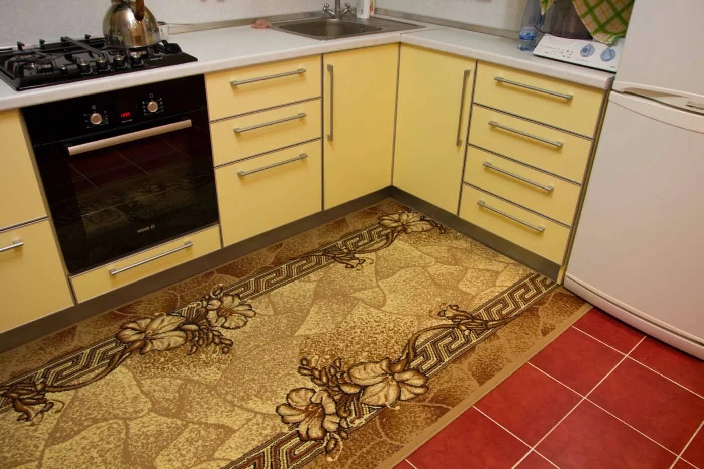 Линолеум для кухни. Напольная плитка для маленькой кухни. Плитка на кухню на пол. Покрытие для пола на кухне.