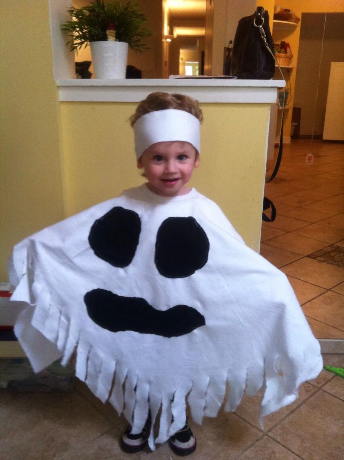 Детский костюм "привидение". Простой костюм на Хэллоуин. Детские костюмы на Хэллоуин. Простые костюмы на Хэллоуин для детей. Смешной наряд в садик